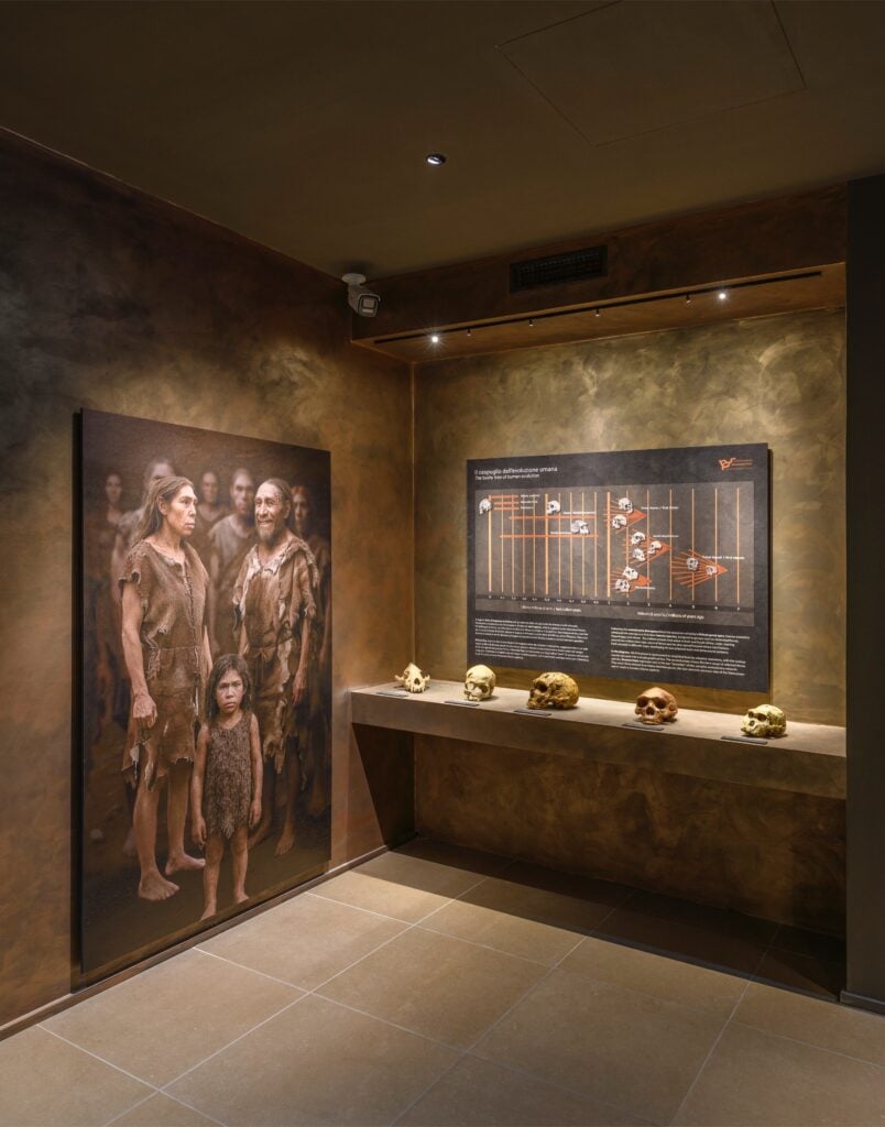 Installation view LABORATORIO NEANDERTHAL. Le scoperte di Grotta Guattari. MUCIV-Museo delle Civilt&agrave;, Roma. Foto Giorgio Benni