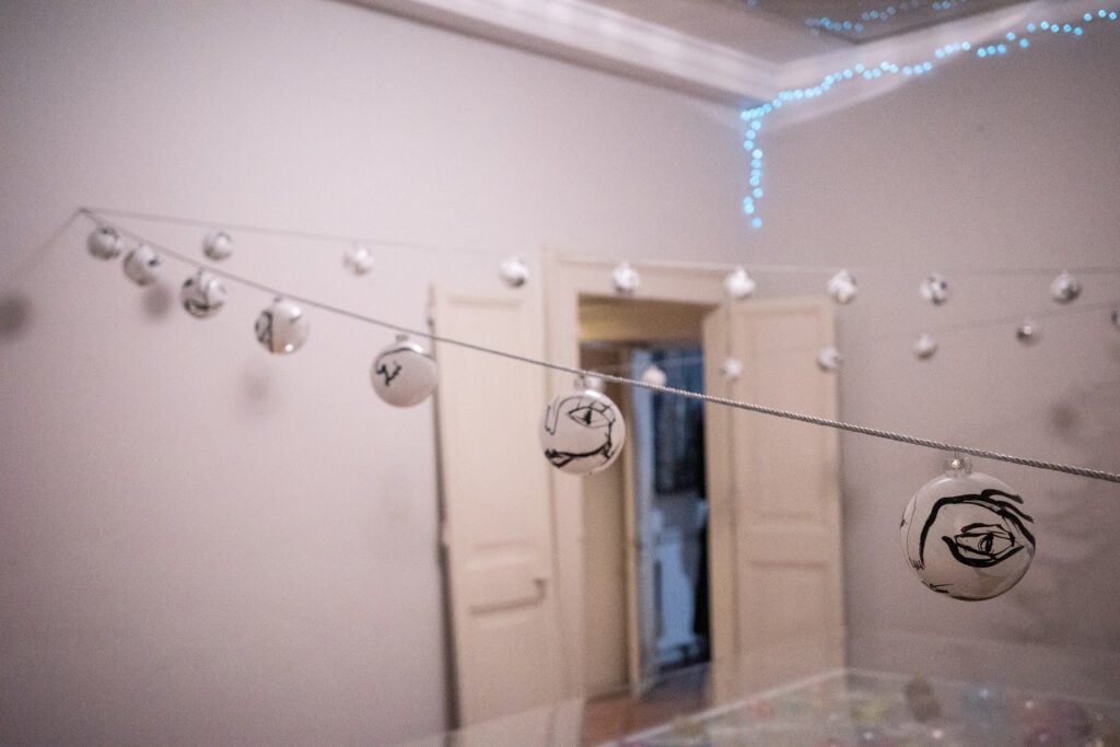 L’albero di Natale diventa opera d’arte nella casa di una collezionista romana (visitabile!)