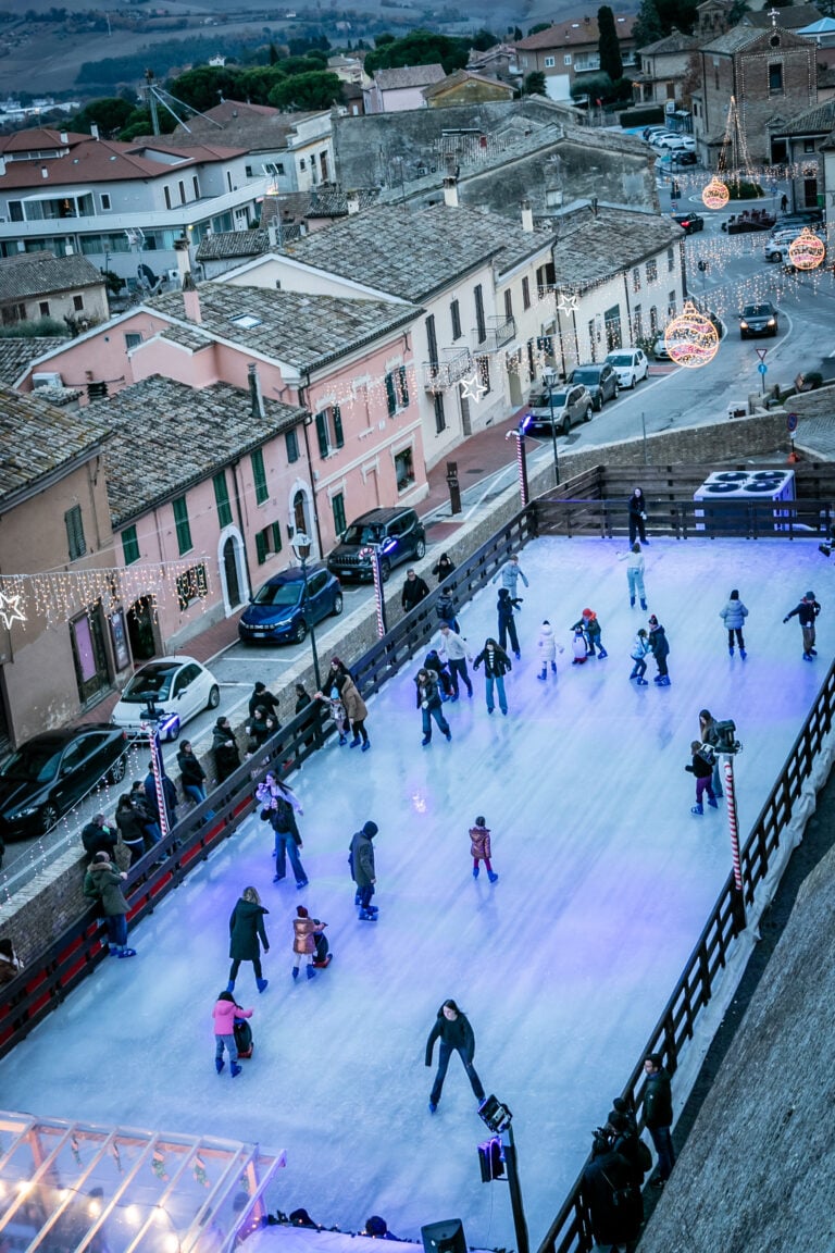 Nelle Marche il borgo medievale di Corinaldo si trasforma per le festivit&agrave; natalizie. Le immagini&nbsp;