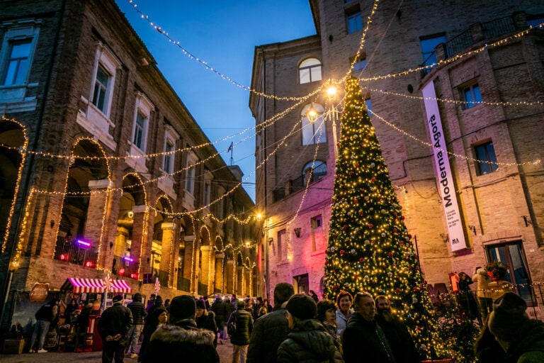 Nelle Marche il borgo medievale di Corinaldo si trasforma per le festivit&agrave; natalizie. Le immagini&nbsp;