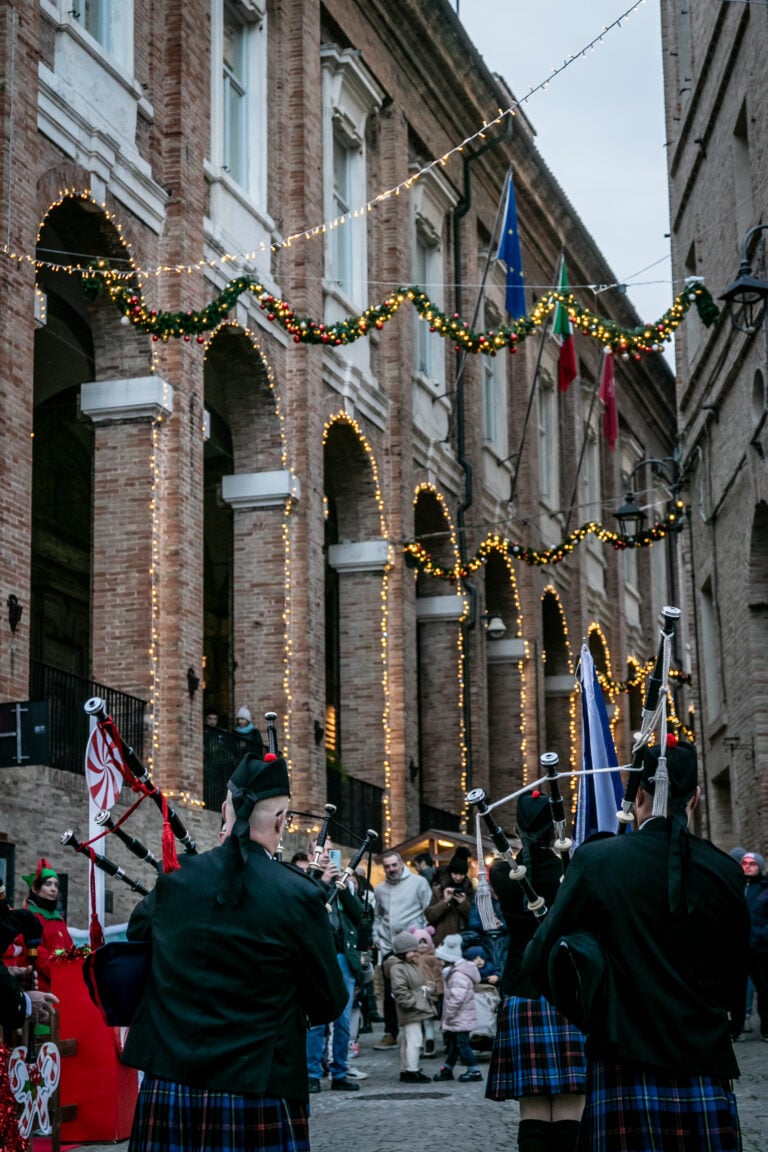 Nelle Marche il borgo medievale di Corinaldo si trasforma per le festivit&agrave; natalizie. Le immagini&nbsp;