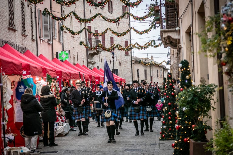 Nelle Marche il borgo medievale di Corinaldo si trasforma per le festivit&agrave; natalizie. Le immagini&nbsp;
