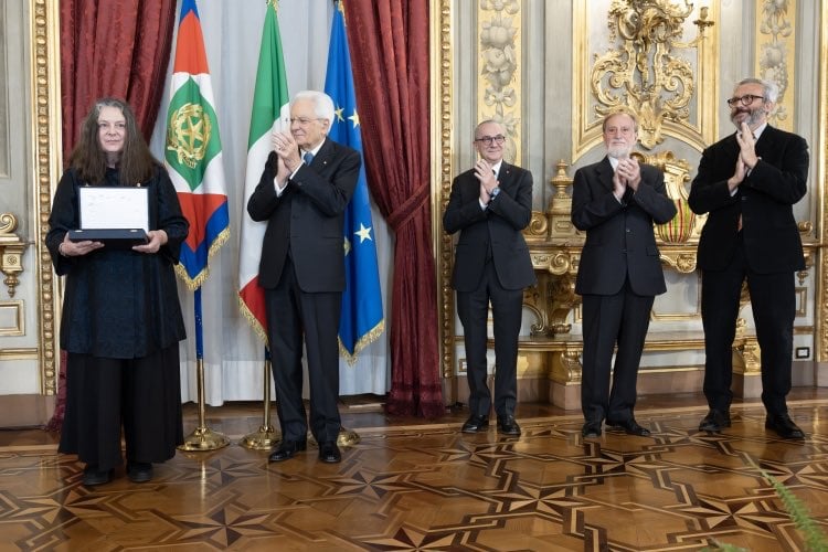 Grazia Toderi riceve il premio dal Presidente della Repubblica Sergio Mattarella