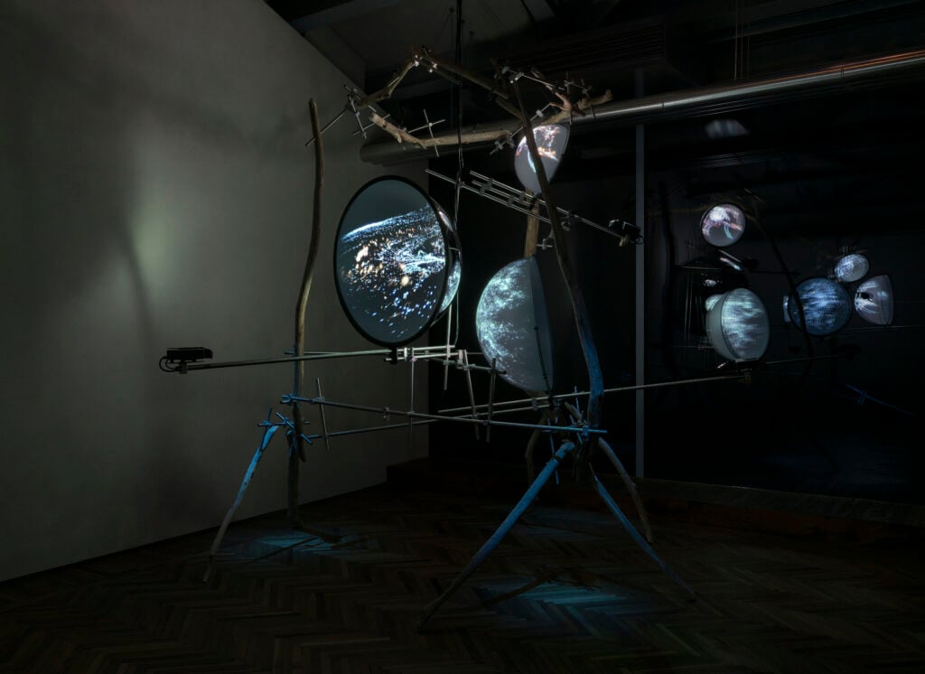 Hito Steyerl, The Island, installation view a Osservatorio Fondazione Prada, Milano, 2025