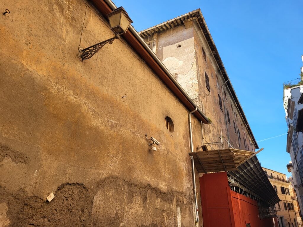 Il prospetto di Villa Silvestri Rivaldi su via del Colosseo