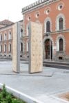 Monumenti e installazioni d&rsquo;arte davanti alle carceri italiane per la fine del Giubileo. Si parte a Milano con la porta di De Lucchi a San Vittore