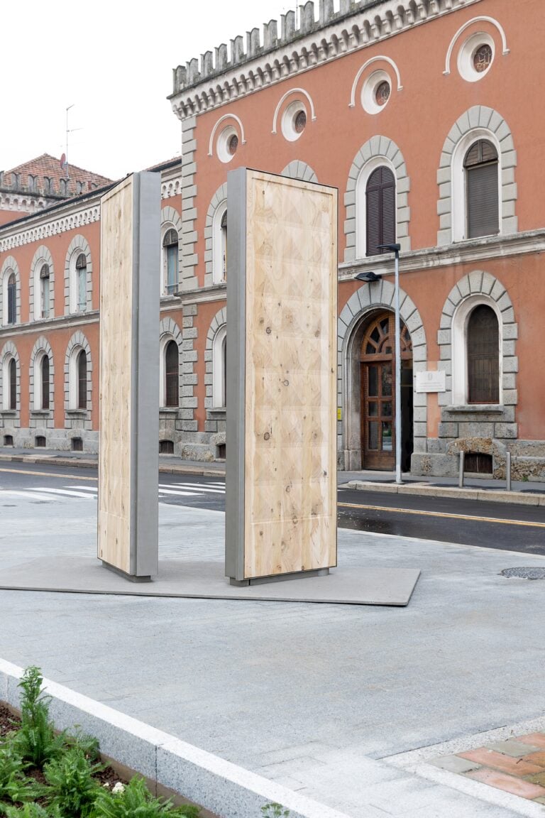 Monumenti e installazioni d&rsquo;arte davanti alle carceri italiane per la fine del Giubileo. Si parte a Milano con la porta di De Lucchi a San Vittore
