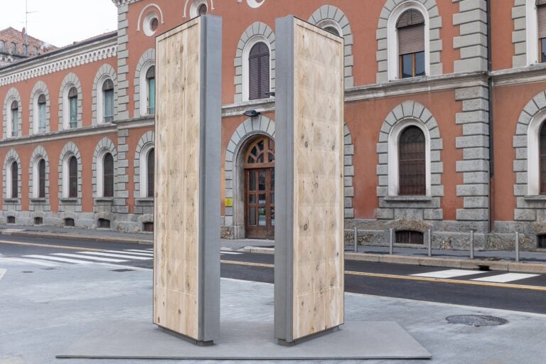 Monumenti e installazioni d&rsquo;arte davanti alle carceri italiane per la fine del Giubileo. Si parte a Milano con la porta di De Lucchi a San Vittore