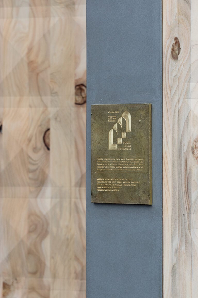 Monumenti e installazioni d&rsquo;arte davanti alle carceri italiane per la fine del Giubileo. Si parte a Milano con la porta di De Lucchi a San Vittore