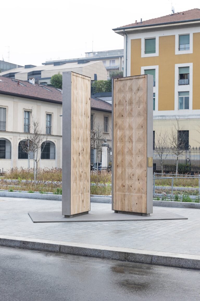 Monumenti e installazioni d&rsquo;arte davanti alle carceri italiane per la fine del Giubileo. Si parte a Milano con la porta di De Lucchi a San Vittore