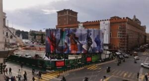 Gli strumenti del lavoro diventano icone nella mega opera d’arte urbana a Roma in Piazza Venezia