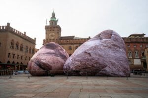 Gigantesche rocce gonfiabili atterrano in Piazza Maggiore. L’installazione natalizia che fa discutere Bologna