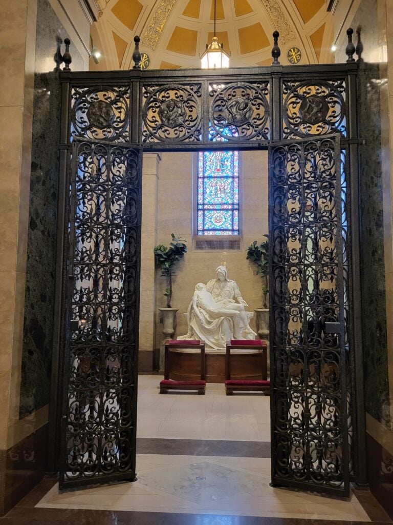 La replica della Pietà di Michelangelo nella Cattedrale di Saint Paul