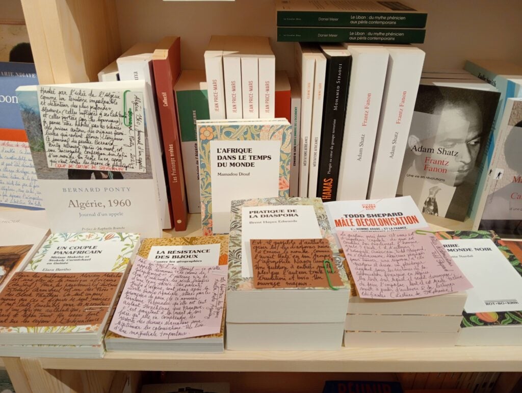 Le recensioni applicate sui libri alla libreria Les Insolites. Crediti Roberto Smanio