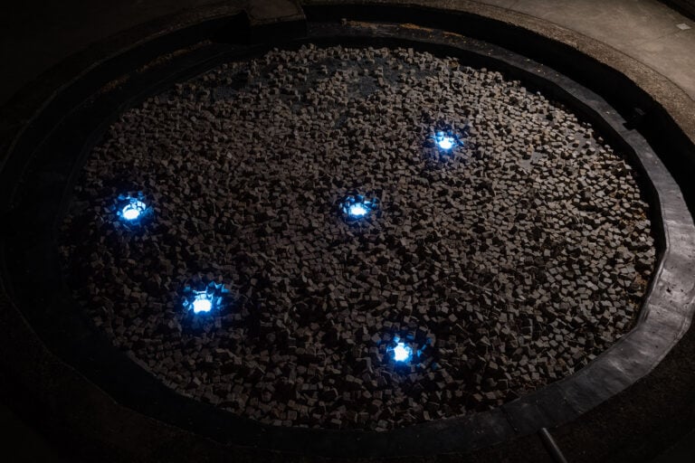 Maja Bajević, Sous les pavés, les jeux (Under the cobblestones, games), 2022–2025. Photo: A. Guermani