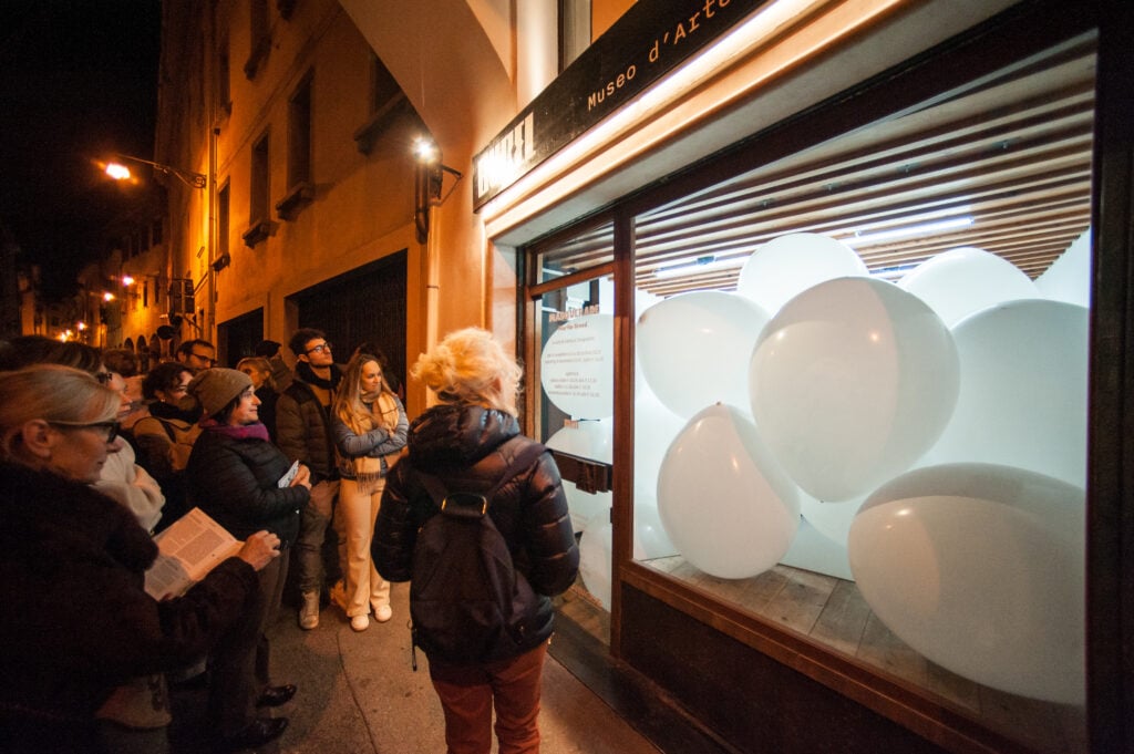 Martin Creed, Masquerade, installation view al Museo Burel di Belluno, 2025