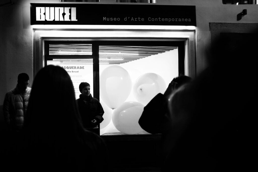 Martin Creed, Masquerade, installation view al Museo Burel di Belluno, 2025