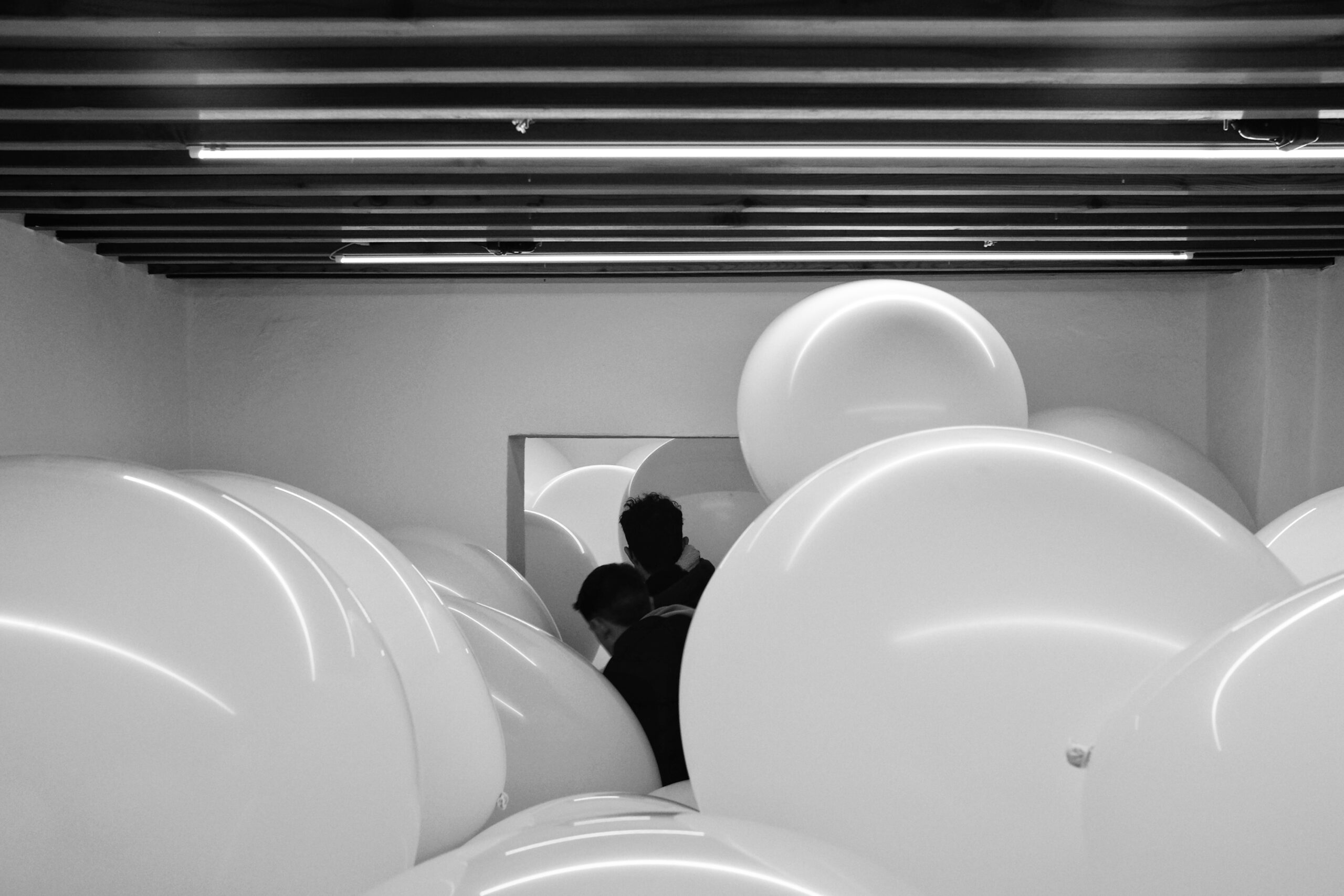 on Dicembre 2, 2025 at 1:00 pm Un piccolo museo pieno di palloni gonfiati. C’è Martin Creed in mostra a Belluno ​Marco Perale