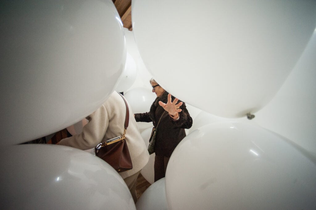 Martin Creed, Masquerade, installation view al Museo Burel di Belluno, 2025