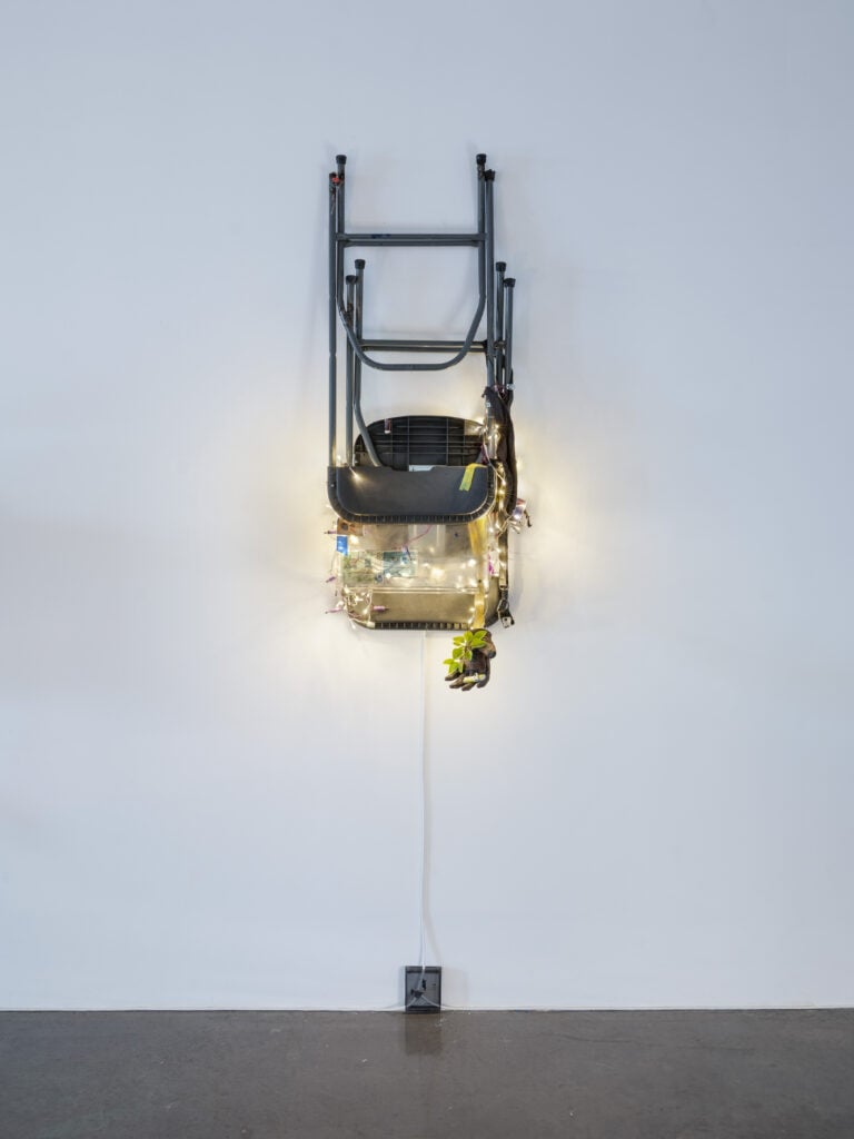 Matthias Odin, entre l'acte et le support (assisdeboutcouch&eacute;) ramasse 2024-2025 chair found in a warehouse, welding, resin, plexiglass, tickets, LED string lights