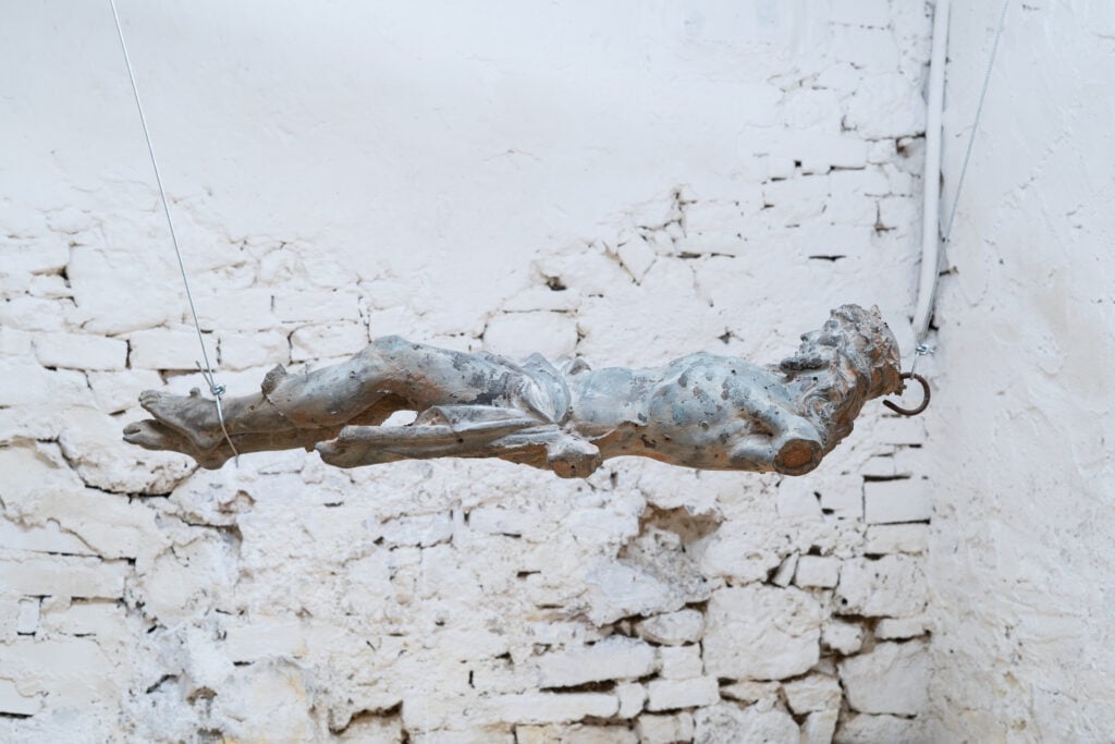 Michelangelo Consani, A Specific Weight to Lift, installation view a IE edificio 57, San Gimignano, 2025