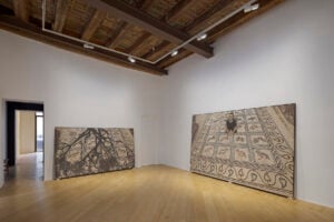 L’estetica del disastro e il dramma della guerra. La mostra di Omar Mismar a Milano 