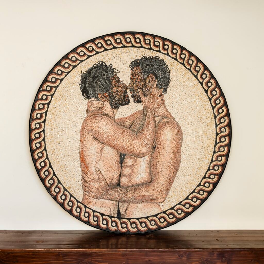 Omar Mismar, Two Unidentified Lovers in a Mirror, 2023, mosaico, marmo, ⌀ 130 cm, realizzato in collaborazione con il mosaicista Abd El Moneim Barakat