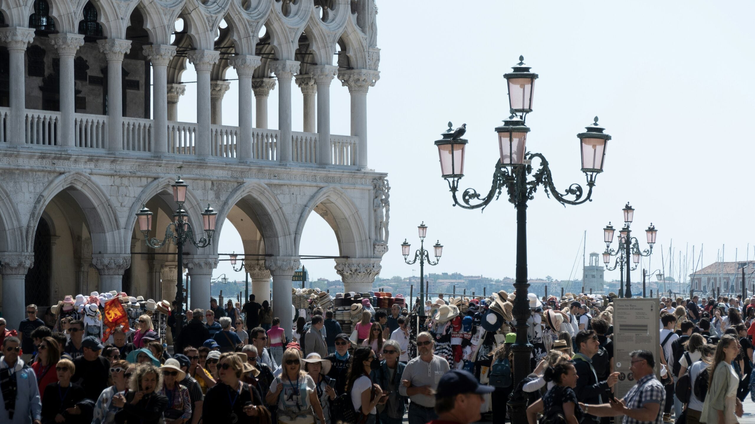 https://www.artribune.com/wp-content/uploads/2025/12/overtourism-a-venezia-venezia-2022-credits-unsplash-scaled.jpg