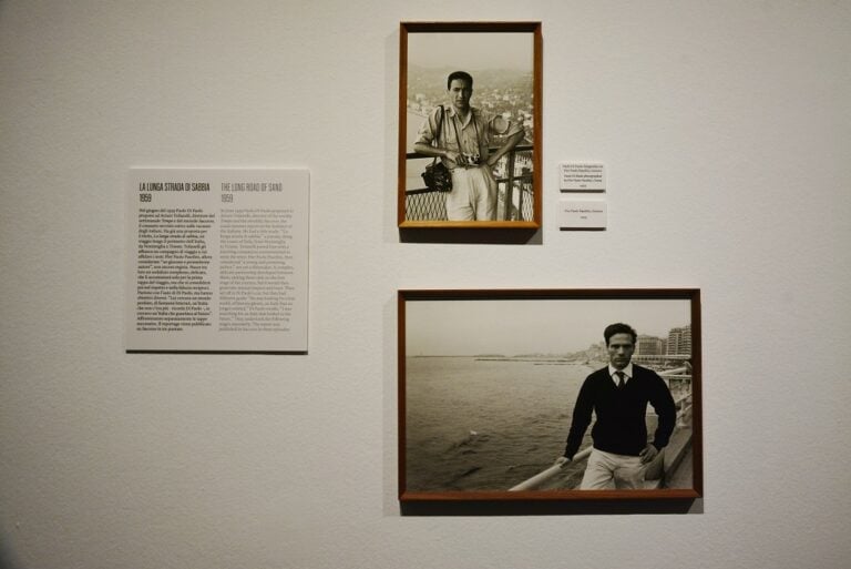 Paolo Di Paolo. Fotografie ritrovate, Palazzo Ducale, Genova, 2025. Paolo Di Paolo e Pier Paolo Pasolini, La lunga strada di sabbia, Genova, 1959 (doppio ritratto reciproco). Photo Linda Kaiser