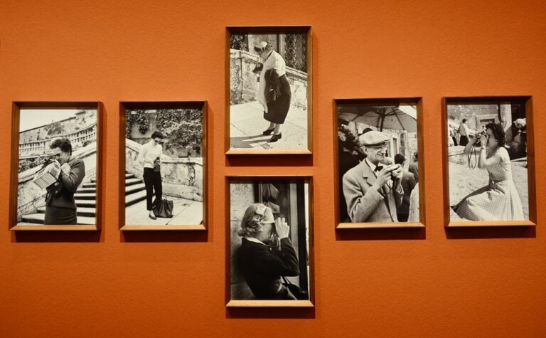 Paolo Di Paolo. Fotografie ritrovate, Palazzo Ducale, Genova, 2025. Treasure of His Youth: The Photographs of Paolo Di Paolo, USA, 2021, documentario diretto da Bruce Weber. Photo Linda Kaiser