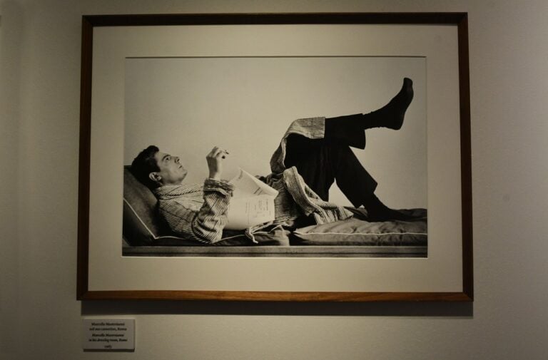 Paolo Di Paolo. Fotografie ritrovate, Palazzo Ducale, Genova, 2025. Marcello Mastroianni nel suo camerino, Roma, 1965. Photo Linda Kaiser