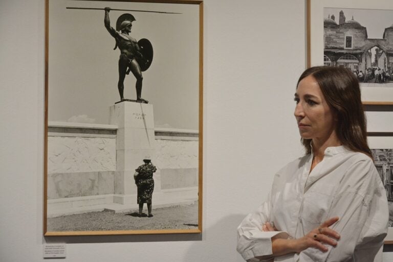 Paolo Di Paolo. Fotografie ritrovate, Palazzo Ducale, Genova, 2025. Silvia Di Paolo e il Monumento a Leonida e ai caduti delle Termopili, Grecia, 1961. Photo Linda Kaiser