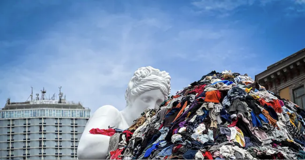 Tra inganni e convulsioni. Ecco come il fast fashion sta mettendo in ginocchio il lusso