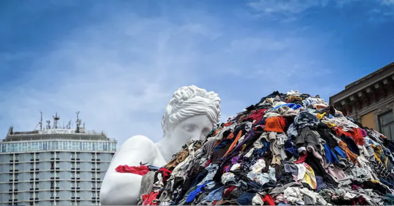 Tra inganni e convulsioni. Ecco come il fast fashion sta mettendo in ginocchio il lusso