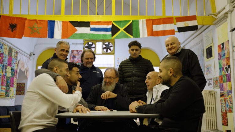 Monumenti e installazioni d&rsquo;arte davanti alle carceri italiane per la fine del Giubileo. Si parte a Milano con la porta di De Lucchi a San Vittore
