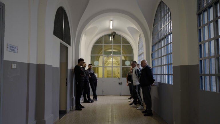 Monumenti e installazioni d&rsquo;arte davanti alle carceri italiane per la fine del Giubileo. Si parte a Milano con la porta di De Lucchi a San Vittore