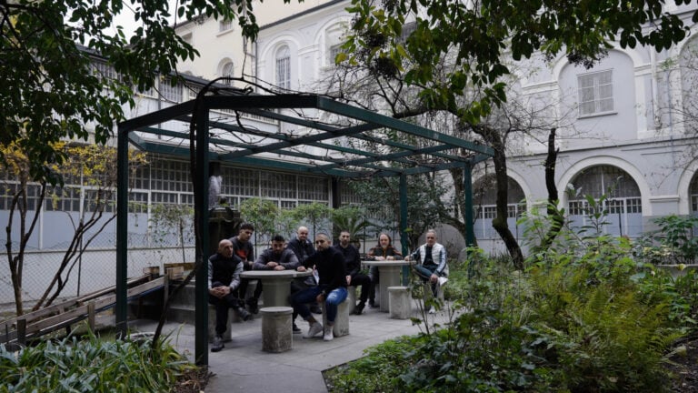 Monumenti e installazioni d&rsquo;arte davanti alle carceri italiane per la fine del Giubileo. Si parte a Milano con la porta di De Lucchi a San Vittore