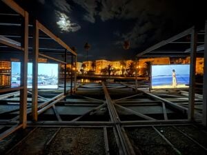 Una mostra a Taranto trasforma il mare in spazio culturale, politico e simbolico  