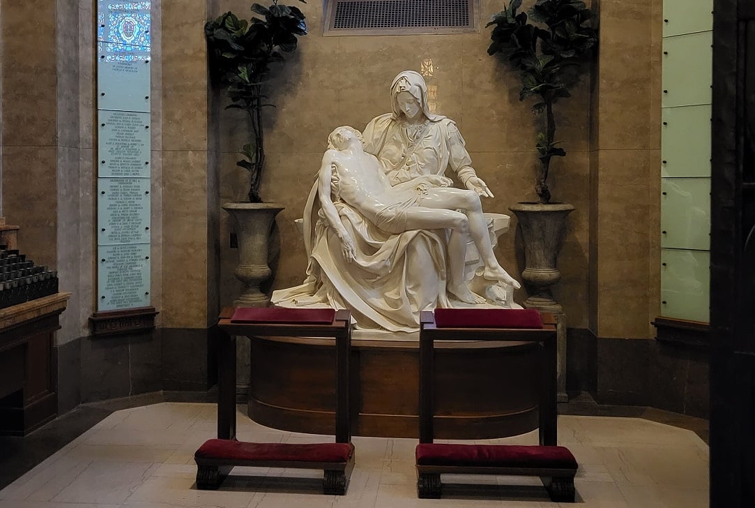 https://www.artribune.com/wp-content/uploads/2025/12/pieta-di-michelangelo-replica-cattedrale-di-saint-paul-minnesota.jpg