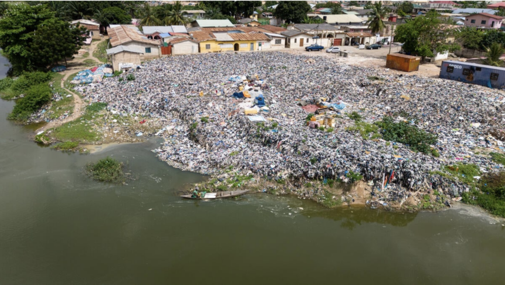 Rifiuti tessili nell’area di Weija, Accra Ghana