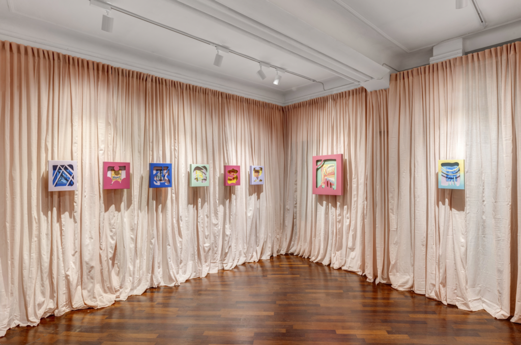 L’artista Ian J. Brown in mostra a Milano con i suoi teatri queer: una riflessione sulla scena, l’identità e lo sguardo