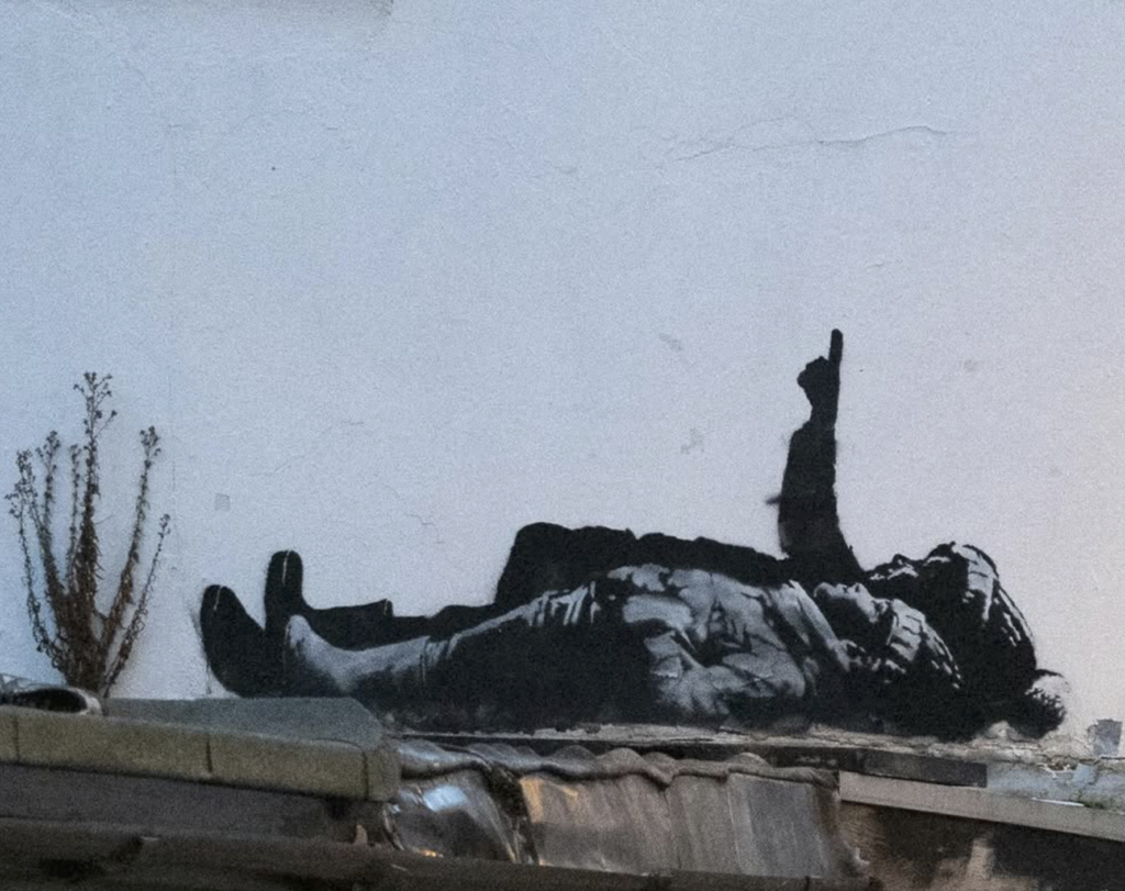 Banksy rivendica una nuova opera a Londra: un murale sui senzatetto sotto il grattacielo del Centrepoint