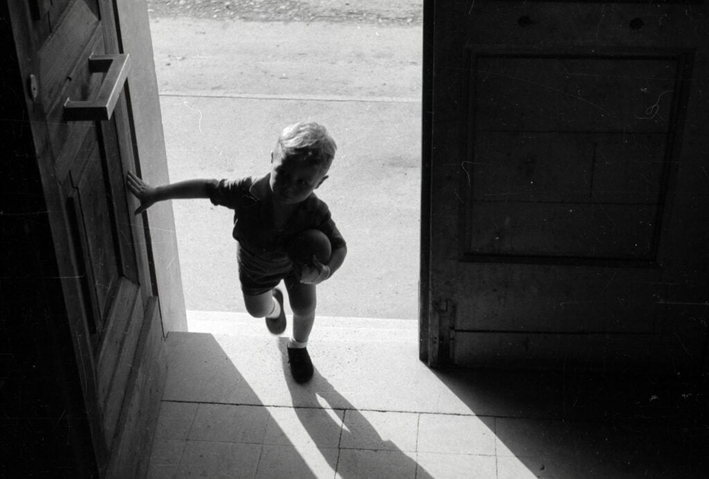 Sisto Sisti, Un bambino rientra a casa con la palla, 1936-37, &copy; Fototeca dell&rsquo;Archivio provinciale di Bolzano / Sisto Sisti