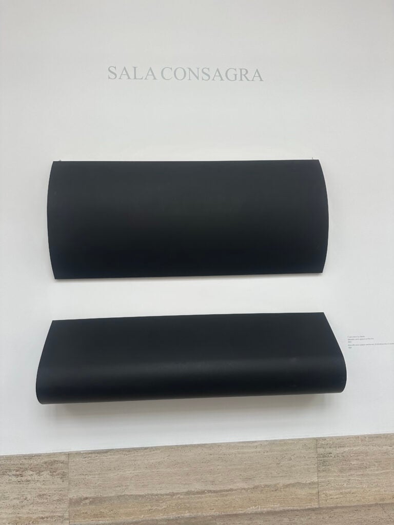 Sotto la scritta Sala Consagra due sculture minimaliste di Francesco Lo Savio, GNAMC