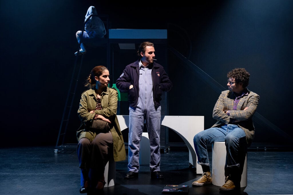 Sputnik Sweetheart, Teatro Nazionale di Genova, 2025. In foto Nicoletta Cifariello, Alfonso Postiglione, Davide Niccolini. Photo Federico Pitto