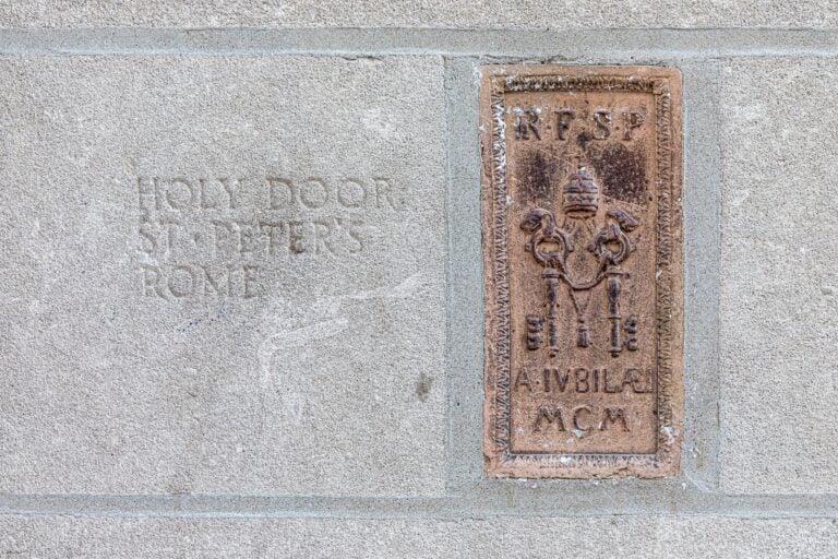 Un frammento da San Pietro in Vaticano sulla Tribune Tower