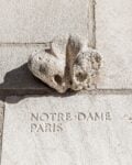 Un frammento di Notre Dame incastonato nella Tribune Tower