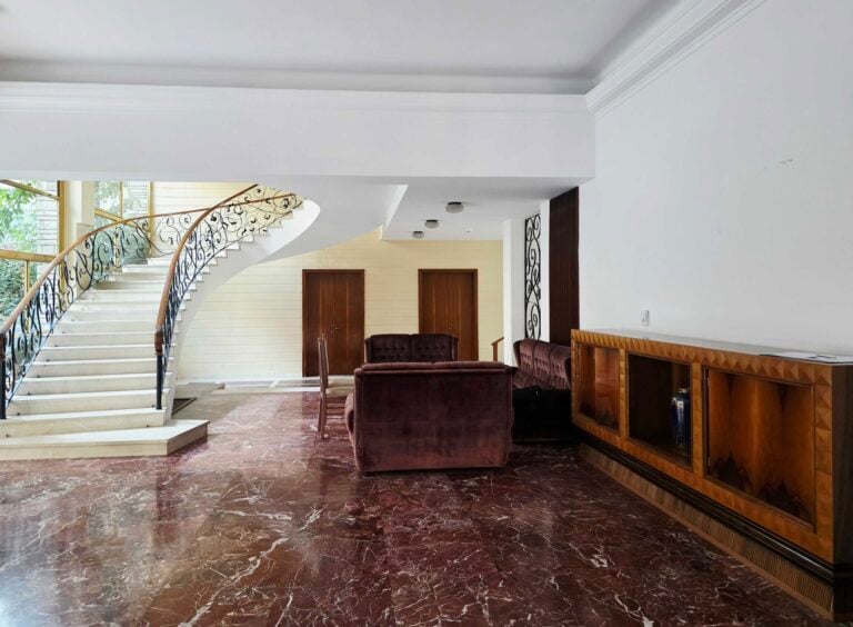 Vila 31 - Art Explora - Tirana, scaloni monumentali