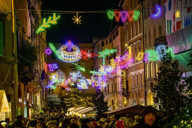 A Perugia le luminarie d'artista per Natale le firma il maestro Mimmo Paladino