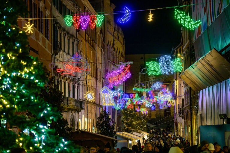 A Perugia le luminarie d'artista per Natale le firma il maestro Mimmo Paladino